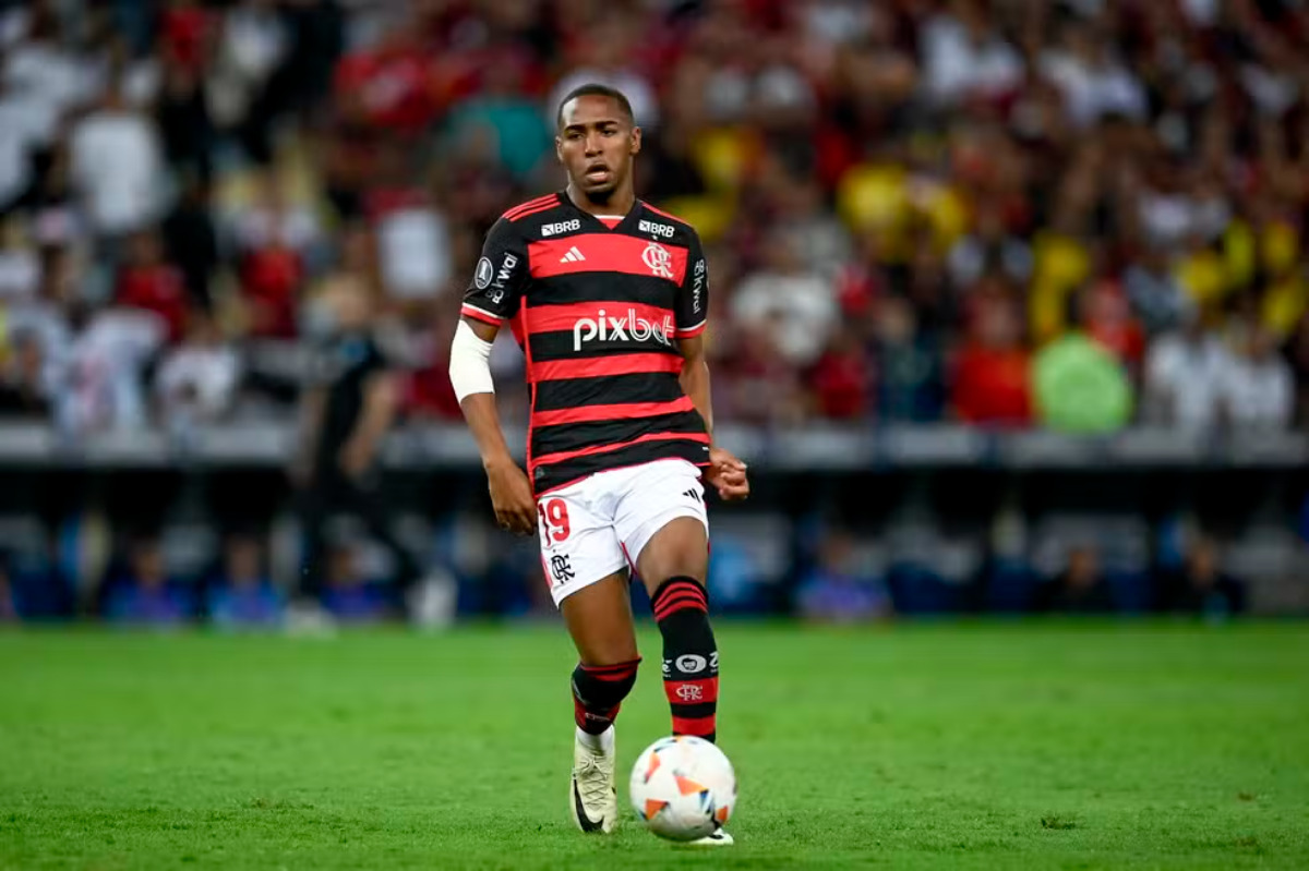 Joia da base do Flamengo tem contrato renovado multa milionária