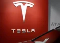 Logo da Tesla em fundo vermelho