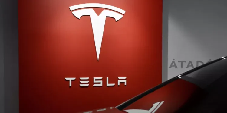 Logo da Tesla em fundo vermelho