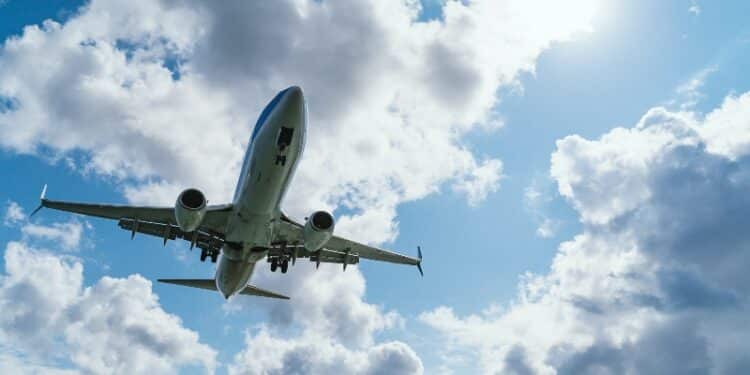 Avião com céu nublado ao fundo