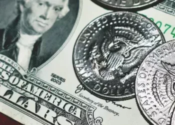 Dólar fecha em queda, após Fed dar sinais que está no final do ciclo de aperto monetário