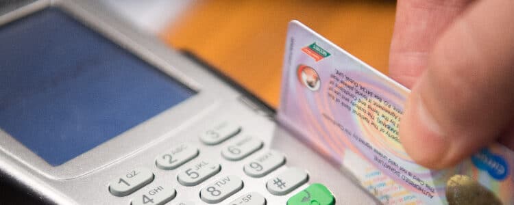 NOVA lei abaixa juros de cartões de crédito e salva brasileiros! Veja como aumentar seu limite