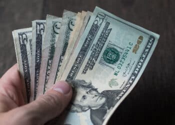 Dólar avança mais de 2% em receio com Petrobras e exterior