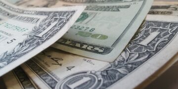 Por que o dólar fechou em alta de 1,67% nesta quinta-feira