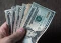 Por que o dólar fechou em alta de 1,65% nesta sexta-feira