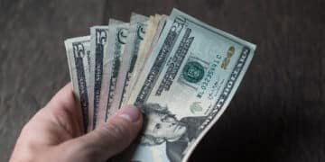 Por que o dólar fechou em alta de 1,65% nesta sexta-feira