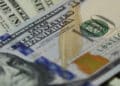 Por que o dólar fechou o dia estável, depois de tantas altas?