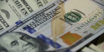 Por que o dólar fechou o dia estável, depois de tantas altas?