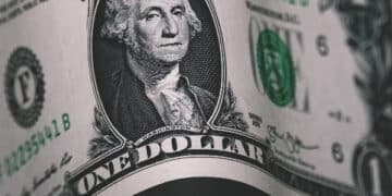 Por que o dólar fechou em alta de 1,67% nesta segunda-feira