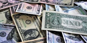 Por que o dólar fechou em alta de 0,36% nesta sexta-feira