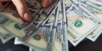 Por que o dólar fechou em queda de 0,03% nesta terça-feira
