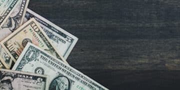 Por que o dólar fechou em queda de 0,15% nesta terça-feira
