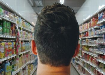 Famílias perdem renda e analistas alertam para queda do consumo