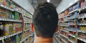 Famílias perdem renda e analistas alertam para queda do consumo