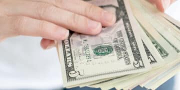 Dólar opera em queda na volta do feriado com o exterior