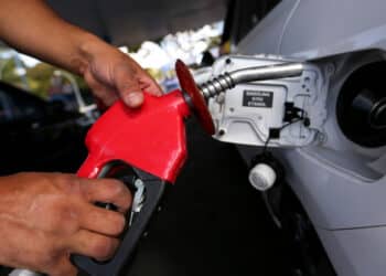 Preços da gasolina e diesel VÃO SUBIR após nova medida de Lula! Como isso afeta VOCÊ?