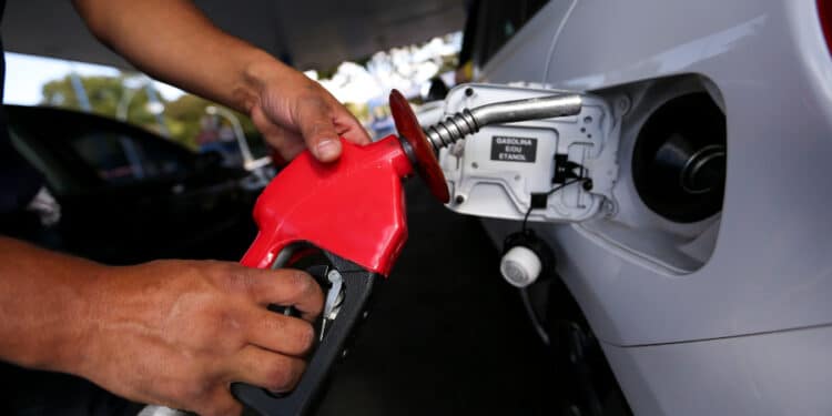 Preços da gasolina e diesel VÃO SUBIR após nova medida de Lula! Como isso afeta VOCÊ?