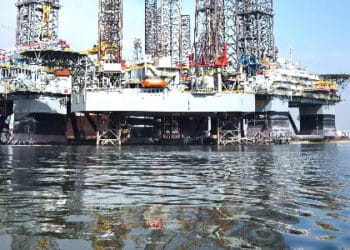 Plataforma de petróleo no mar.