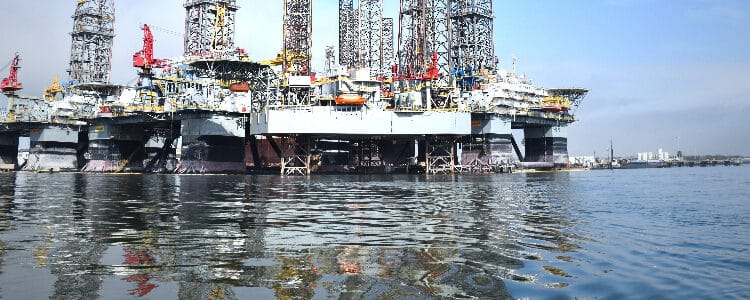Plataforma de petróleo no mar.