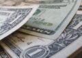 Por que o dólar fechou em queda de 0,77% nesta sexta-feira