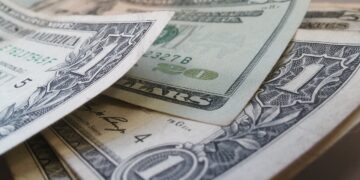 Por que o dólar fechou em queda de 0,77% nesta sexta-feira