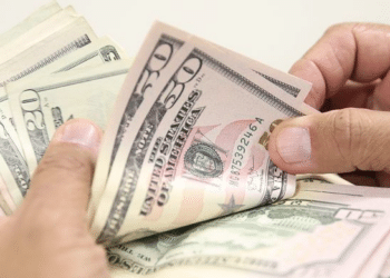 Em meio a baixa liquidez nos EUA, dólar fecha com queda de 0,53%