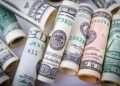 Por que o dólar fechou em queda de 0,71% nesta quinta-feira
