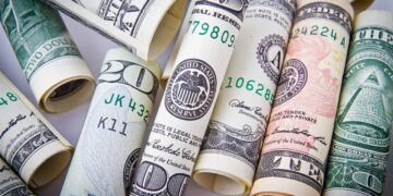 Por que o dólar fechou em queda de 0,71% nesta quinta-feira