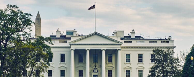 Feriado nos EUA e ações de Biden devem movimentar a semana