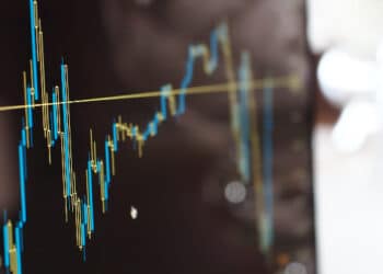 Ibovespa supera Wall Street e inicia semana com alta de mais de 1%