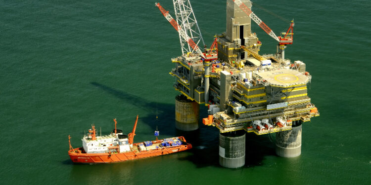 Plataforma de petróleo no meio do mar.