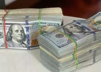 Dólar opera em queda repercutindo ‘bandeira branca’ em ata do Copom