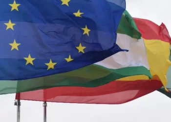 Várias bandeiras em mastros. Em destaque, a bandeira da União Europeia.