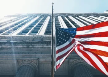 Bolsas dos EUA: Índices fecham em baixa após sinalização do Fed sobre juros