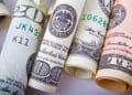 Com commodities em baixa dólar abre em queda