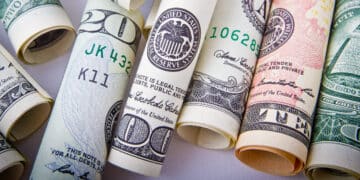 Com commodities em baixa dólar abre em queda