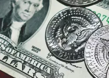 Dólar acelera queda e quebra a barreira dos R$ 5