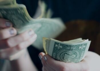 Por que o dólar fechou em alta de 0,35% nesta quarta-feira
