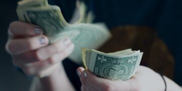 Por que o dólar fechou em alta de 0,35% nesta quarta-feira