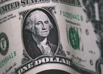 Indefinições globais e espera por Fed favorecem dólar