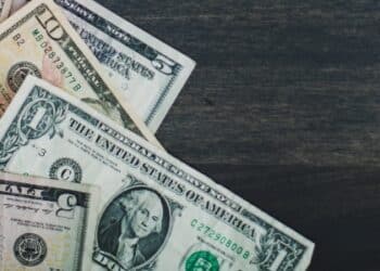 Por que o dólar fechou em alta de 0,34% nesta quinta-feira