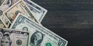 Por que o dólar fechou em alta de 0,34% nesta quinta-feira