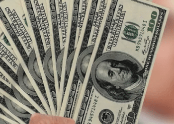 À espera de alta agressiva na Selic, dólar opera em queda