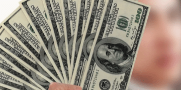 À espera de alta agressiva na Selic, dólar opera em queda