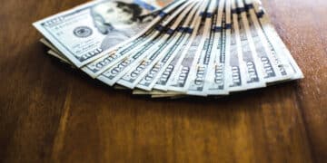 Dólar opera perto da estabilidade com feriado em SP
