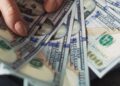 Por que o dólar fechou em queda de 0,07% nesta quinta-feira