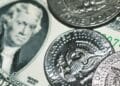 Por que o dólar fechou em alta de 2,61% nesta segunda-feira