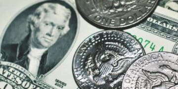 Por que o dólar fechou em alta de 2,61% nesta segunda-feira
