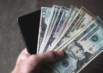 Dólar fecha em alta, a R$ 5,5370