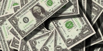 Por que o dólar fechou em alta de 0,05% nesta terça-feira
